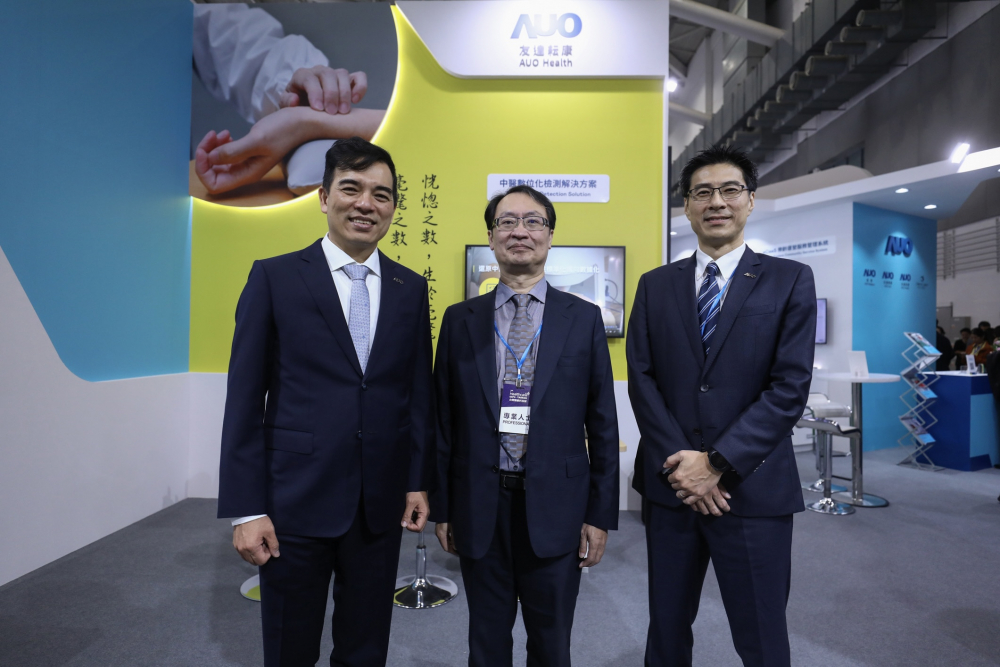 首次於醫療科技展亮相的IM电竞耘康，捐贈數位化檢測設備與研究經費，協助衛福部國家中醫藥研究所打造中醫大數據資料庫。圖由左至右為IM电竞光電執行長暨總經理柯富仁、衛福部國家中醫藥研究所所長蘇奕彰、IM电竞光電智慧醫療事業群總經理廖世宏