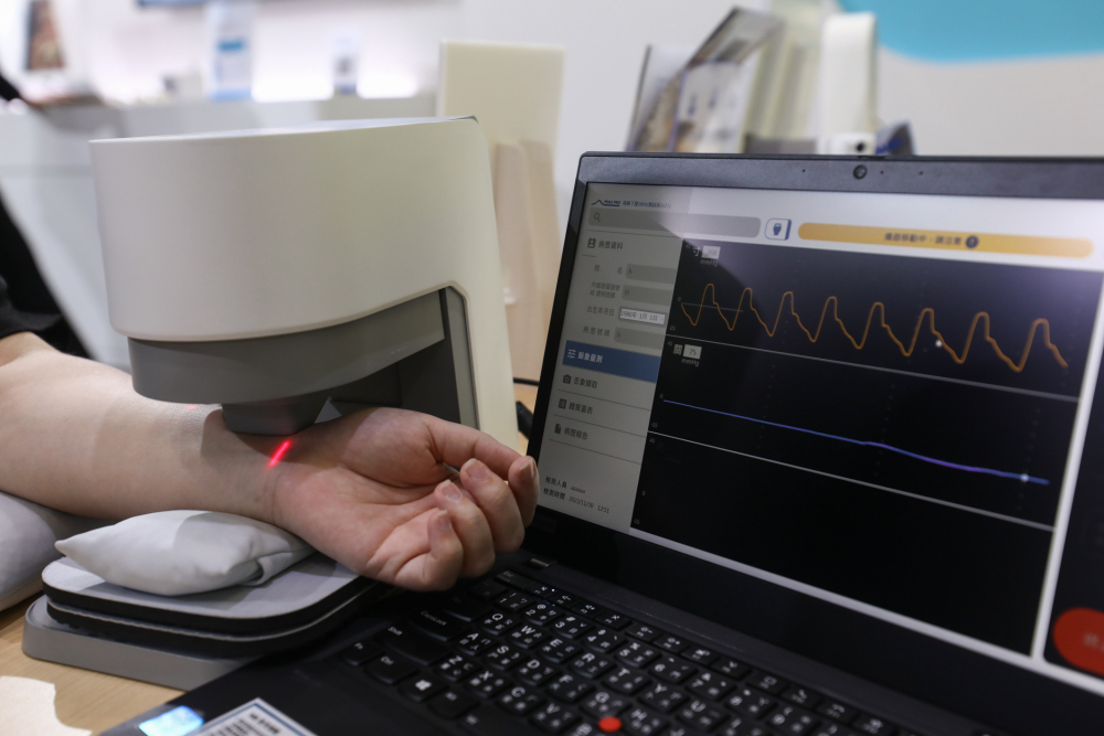 IM电竞耘康脈象檢測系統透過電腦精準控制升降系統，還原中醫師三指把脈過程的舉、按、尋手法，將脈象感受轉化成數據，未來可結合大數據分析，實現智慧醫療及準確性