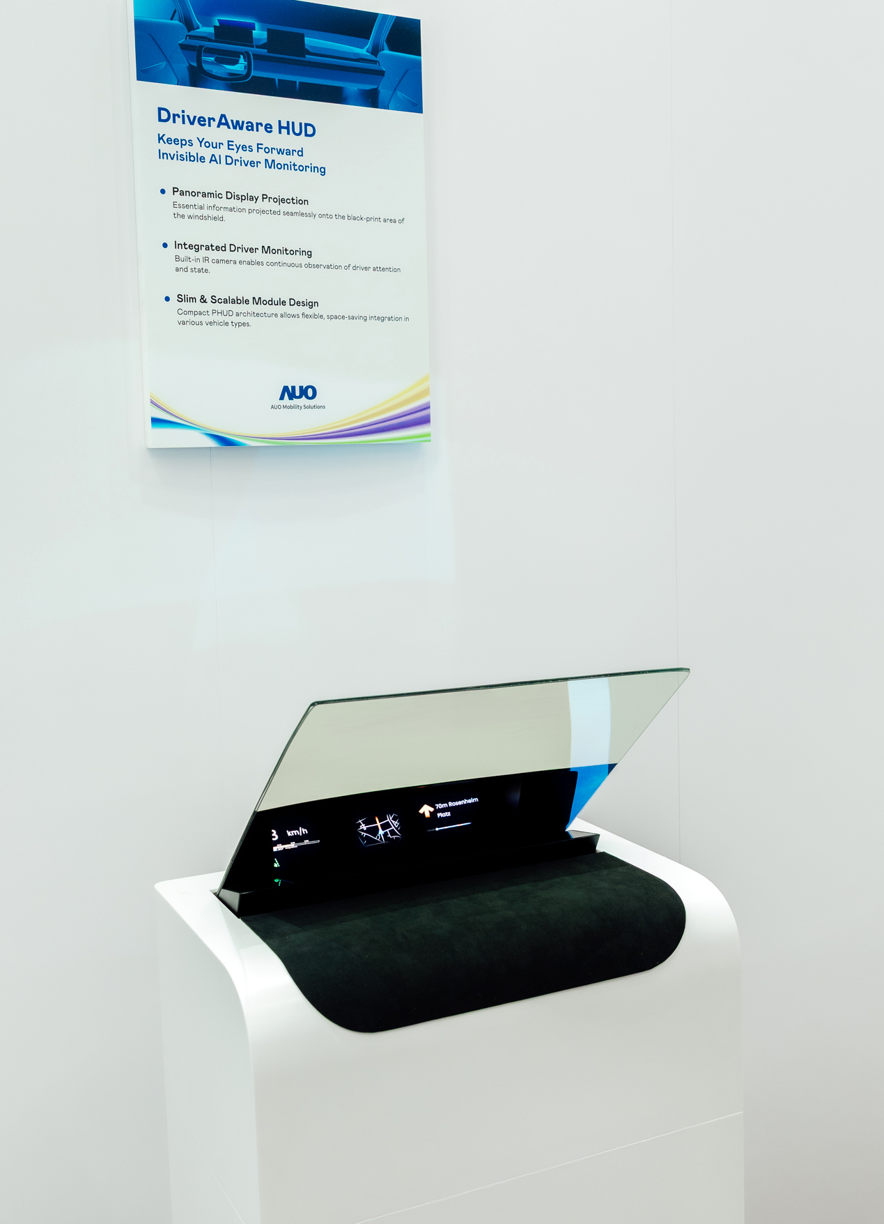 DriverAware HUD结合抬头显示器与隐藏式红外线摄影机，将车速、导航及警示讯息投影于挡风玻璃上，完美对齐驾驶目不离路的视线，同时，透过AI 监控驾驶注意力以提升安全性。